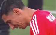 包含本菲卡场边指挥情绪激动，海港队员怒摔水瓶的词条