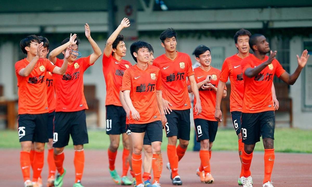 阿根廷中场加盟中超球队，重掌主帅麾下的简单介绍